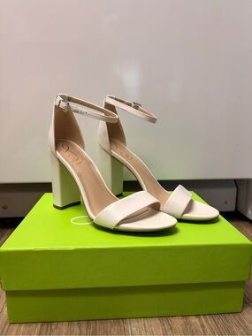 NEW Sam Edelman white heel IN BOX